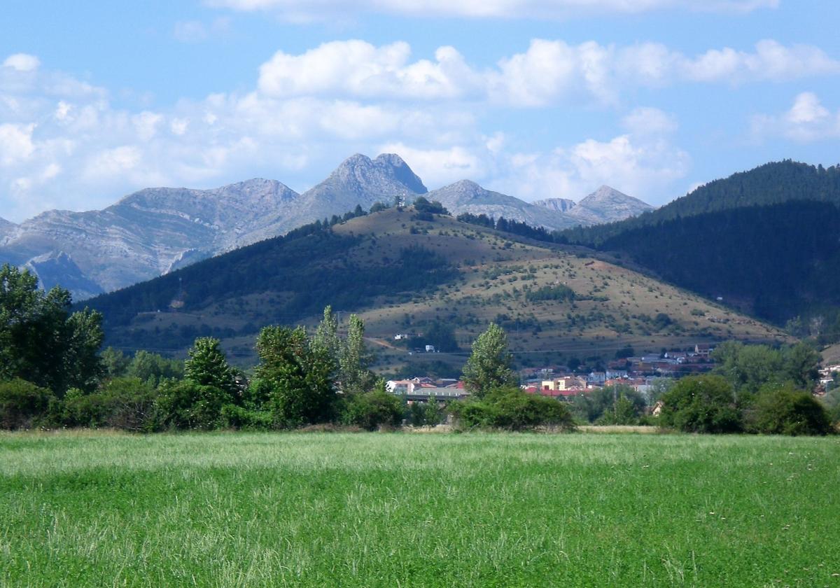 Pico Moro visto desde la vega de Sorriba del Esla, su impresionante mole atesora también la leyenda del tesoro oculto.