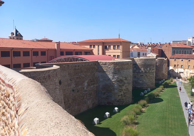 Parte de la muralla y la Era del Moro desde el Archivo Provincial. 2024.