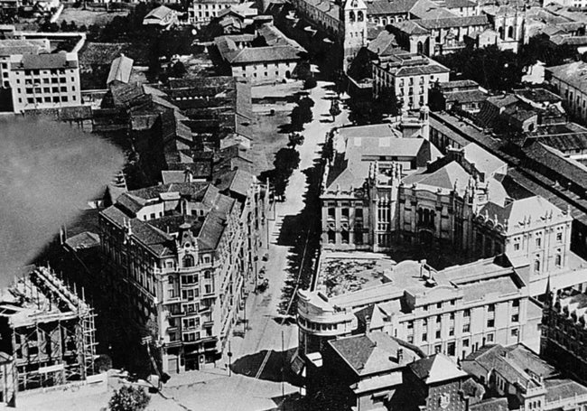 Vista aérea del Instituto Padre Isla. A la izquierda, aún en construcción, el hotel Oliden. ca. 1926.