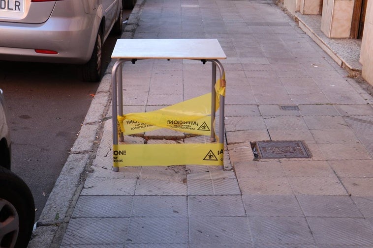 La mesa tapa el socavón de 20 centímetros.