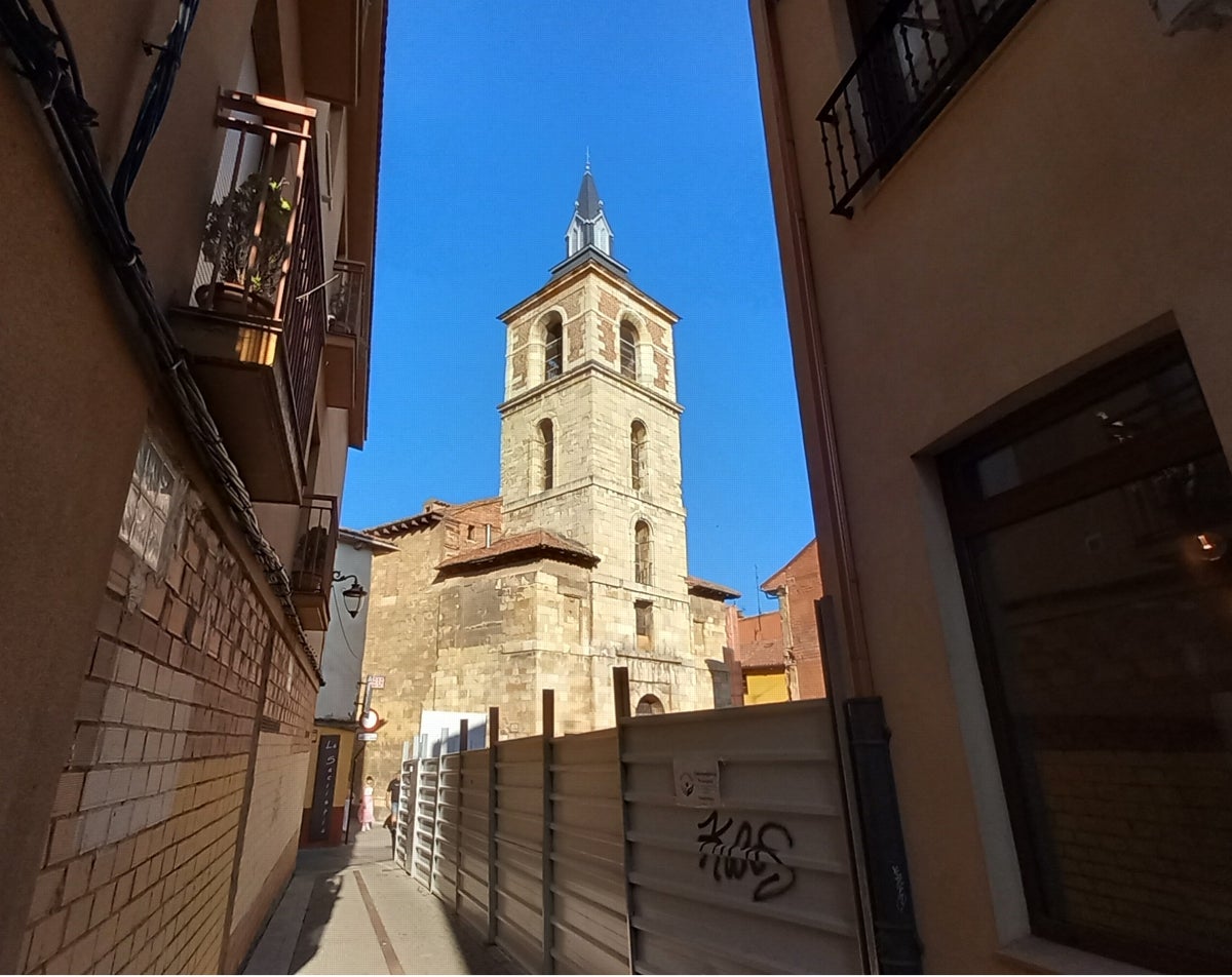 Vista amplia de la Iglesia del Mercado desde Trastámara. 2024.