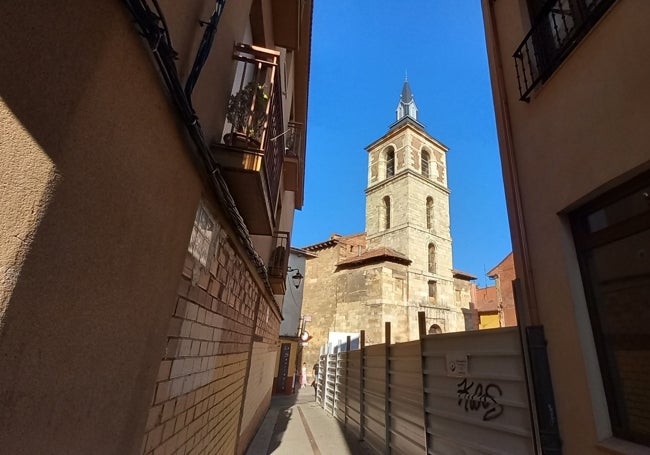 Vista amplia de la Iglesia del Mercado desde Trastámara. 2024.