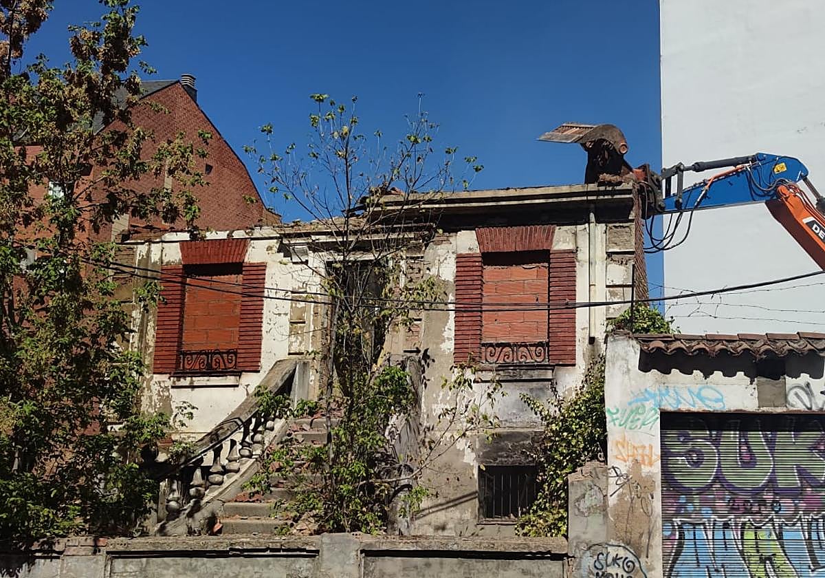 Derriban el polémico chalé de Los Osorios, tras revisar que no había okupas