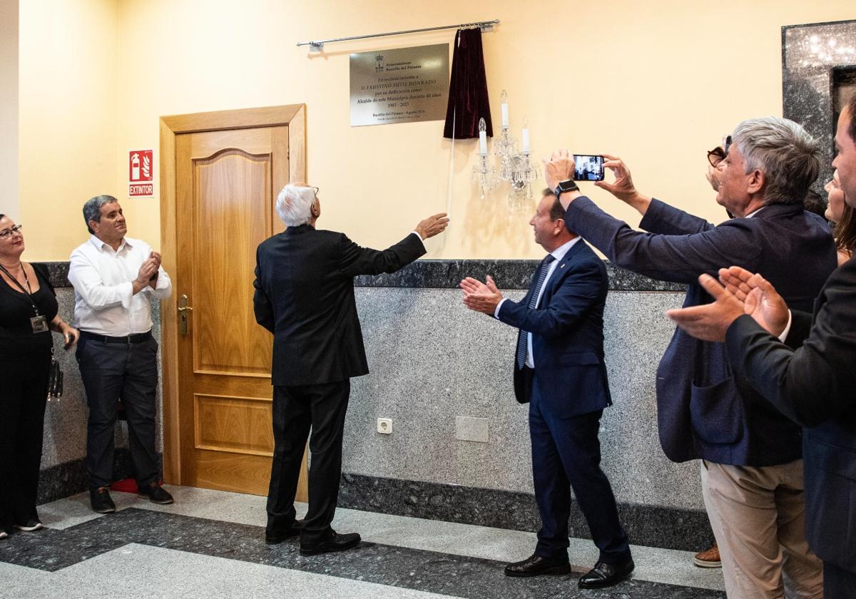 El homenajeado descubre una placa en su honor.