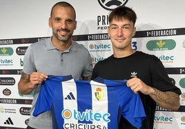 Jürgens, junto a Yuri, posa con la camiseta de la Deportiva.