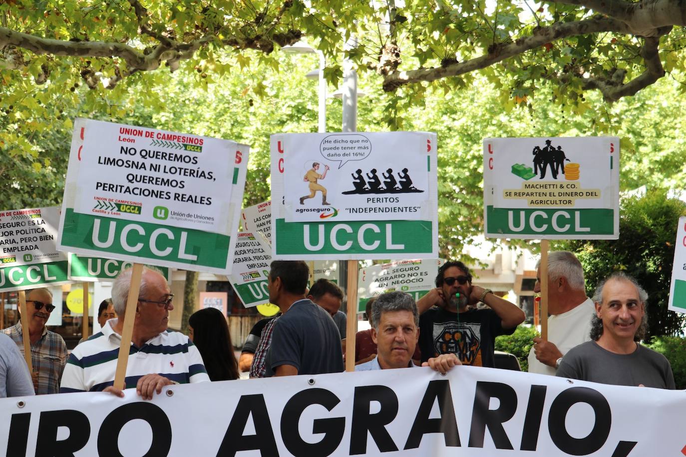 Manifestantes en las Cortes Leonesas denuncian que no están protegidos.