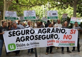 Agricultores se manifiestan en la Plaza de las Cortes Leonesas.