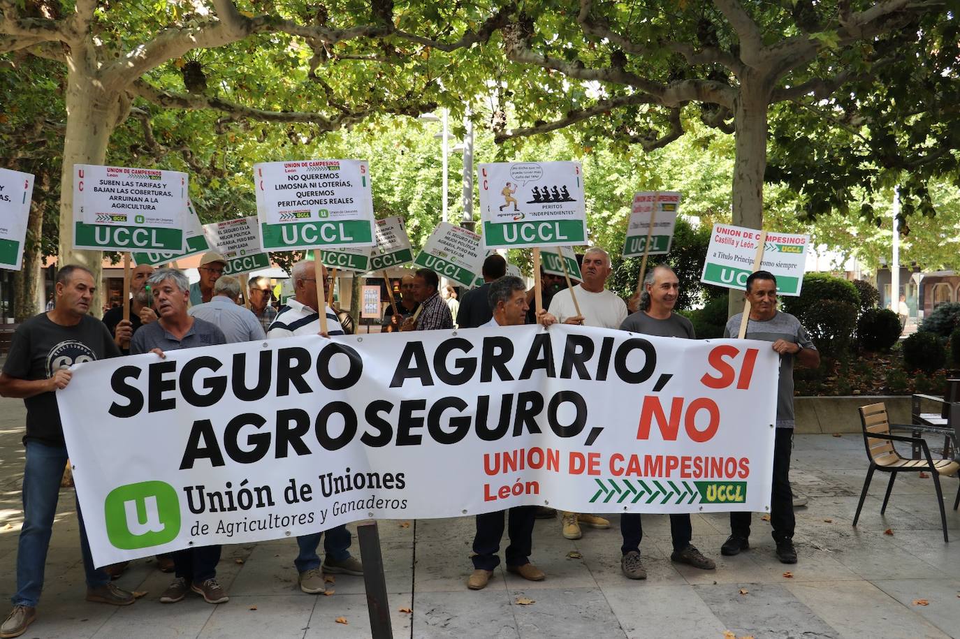 Agricultores se manifiestan en la Plaza de las Cortes Leonesas.