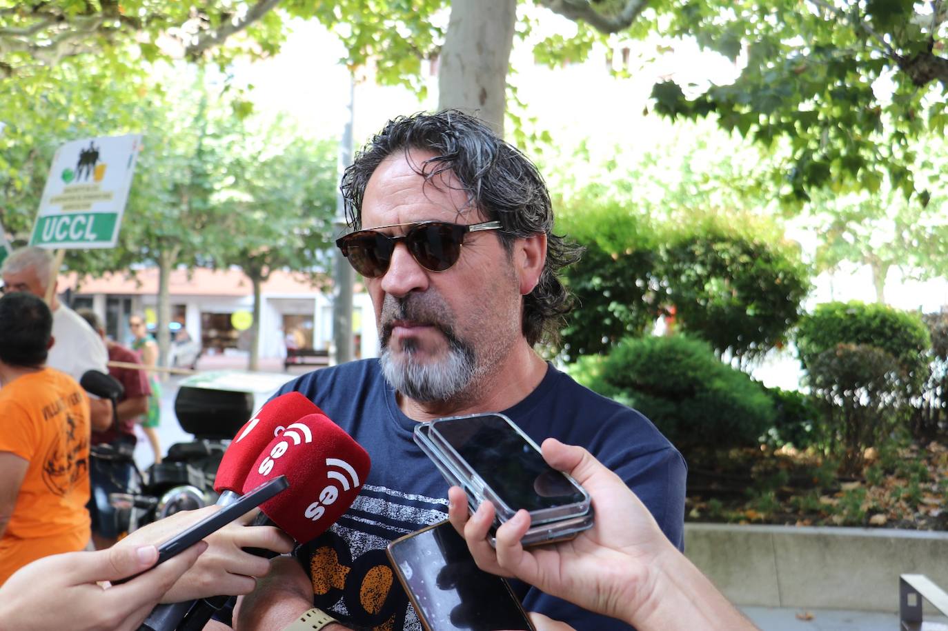 Germán Cantón atiende a los medios denunciando su situación en el campo.