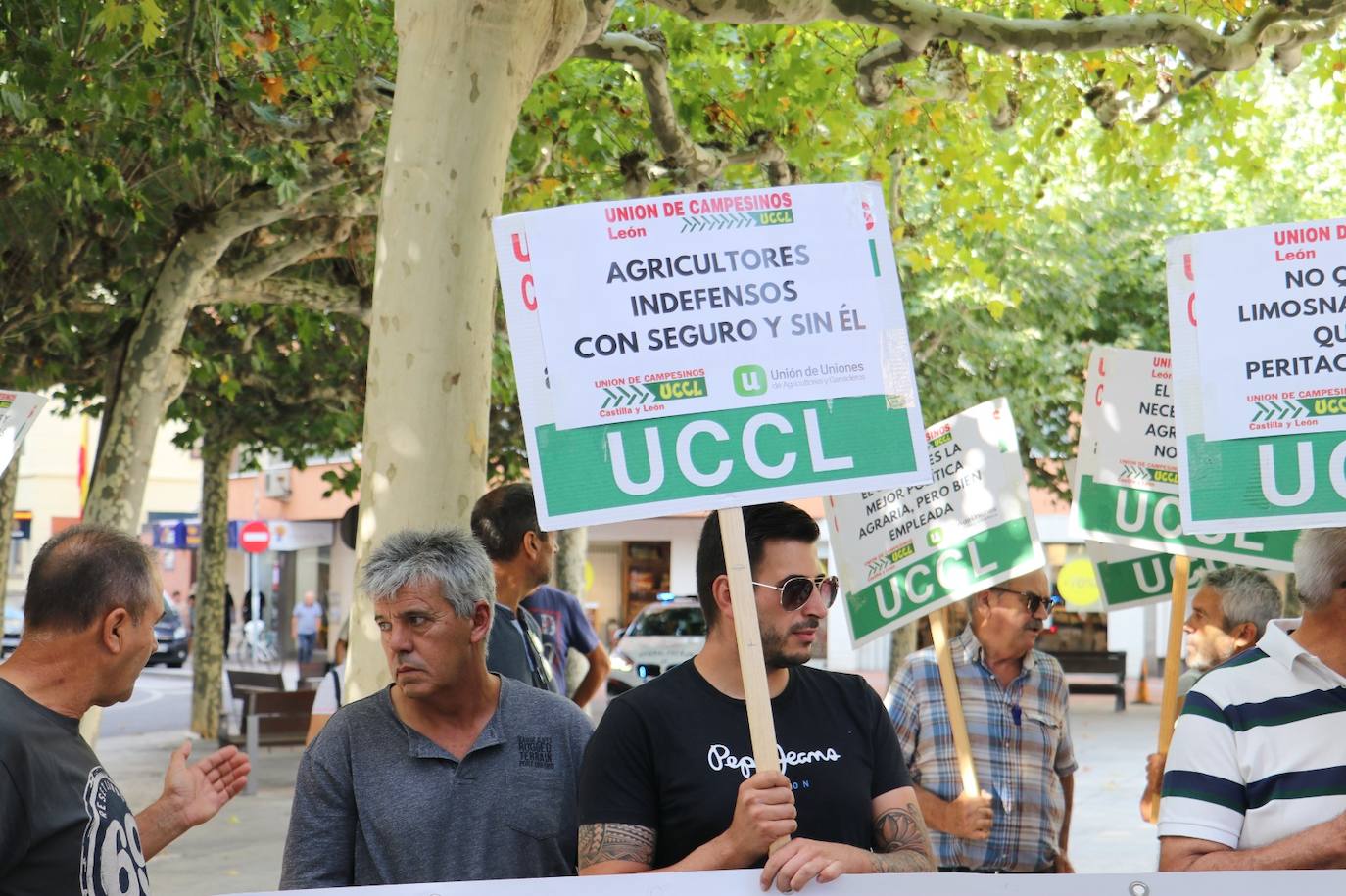 Manifestantes en las Cortes Leonesas denuncian que no están protegidos.