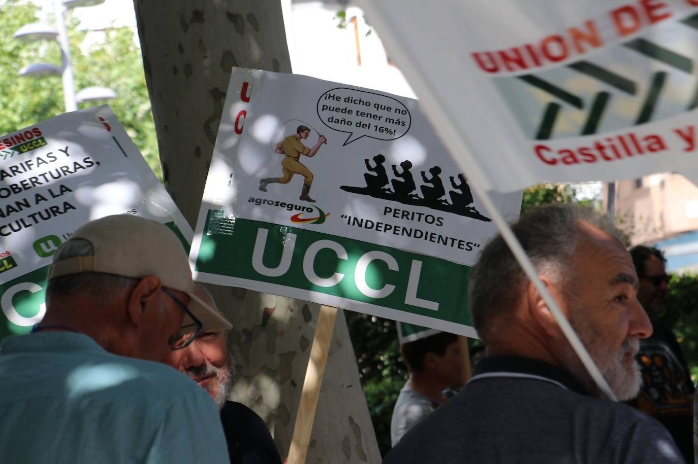 Manifestantes en las Cortes Leonesas denuncian que no están protegidos.