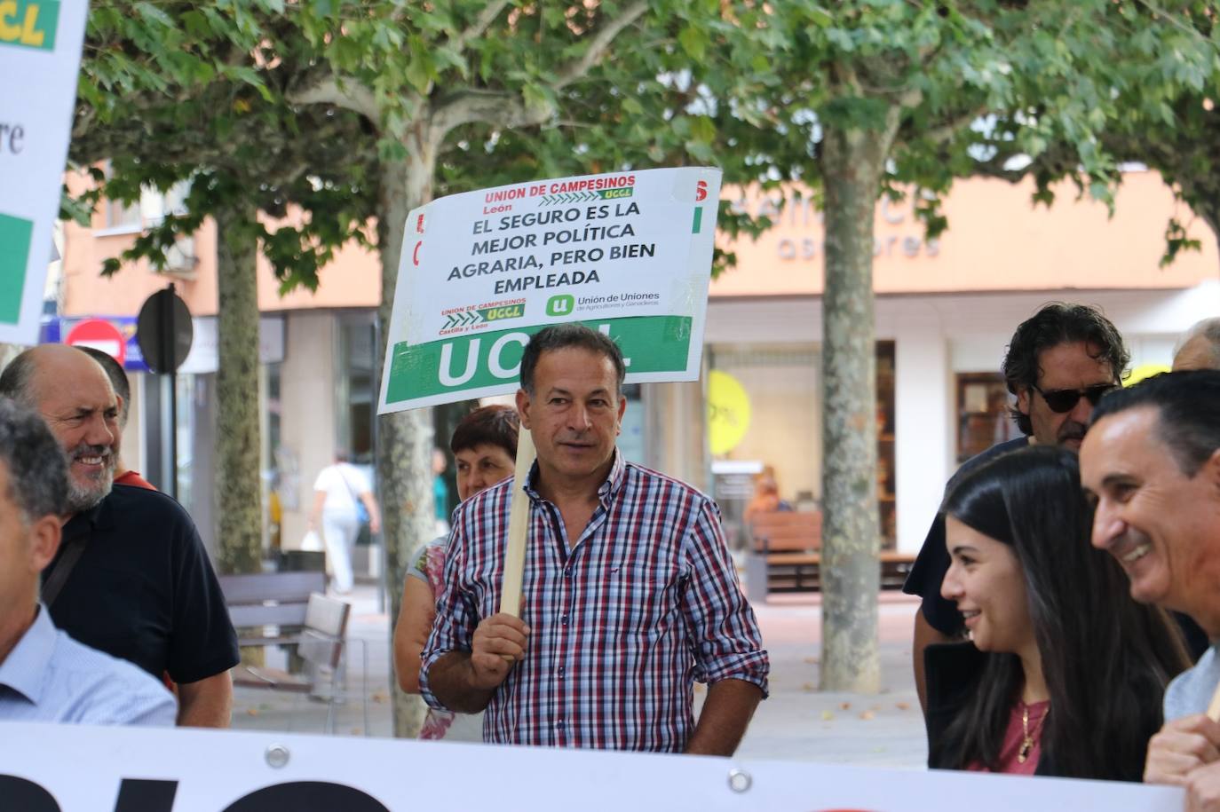 Manifestantes en las Cortes Leonesas denuncian que no están protegidos.