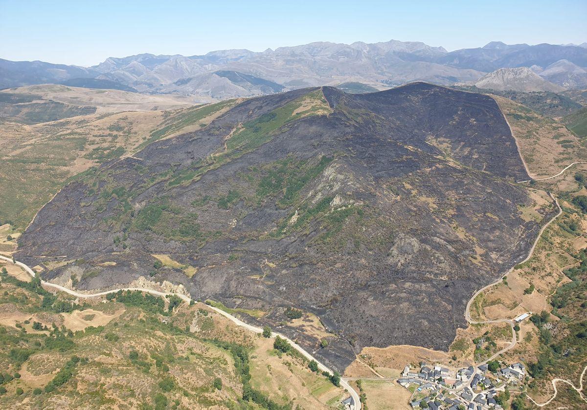 Zona calcinada en el incendio de El Villar de Santiago en Villablino.