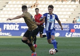 Yeray Cabanzón en una acción de juego ante la Real B