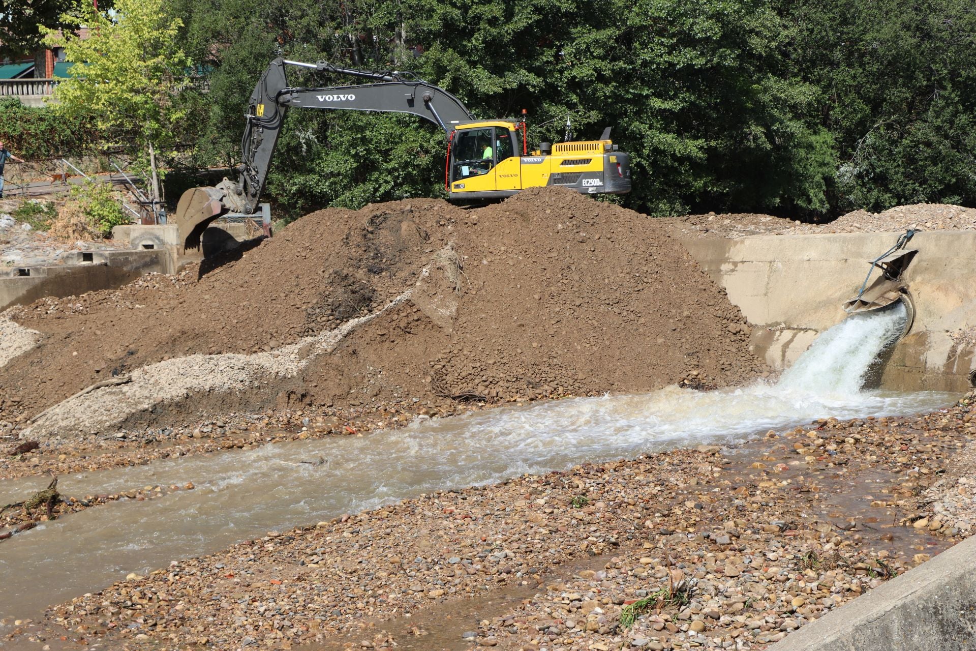 Lluvias llenan el río Bernesga y aumentan su caudal