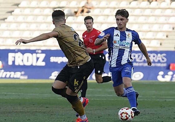 Yeray Cabanzón en una acción de juego ante la Real B.