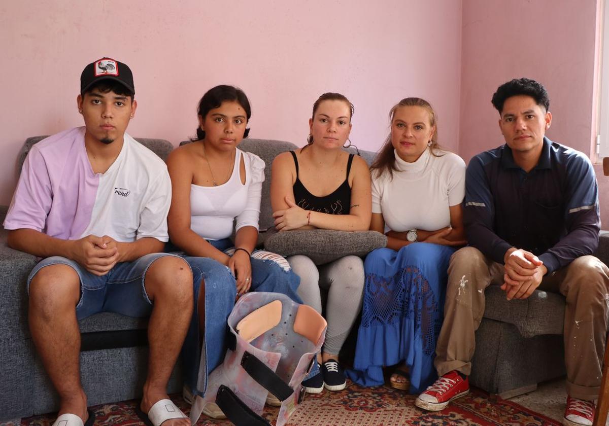 Sebastián, Mariana, Einar, Ingri y Luis en su casa en Santa María del Páramo.