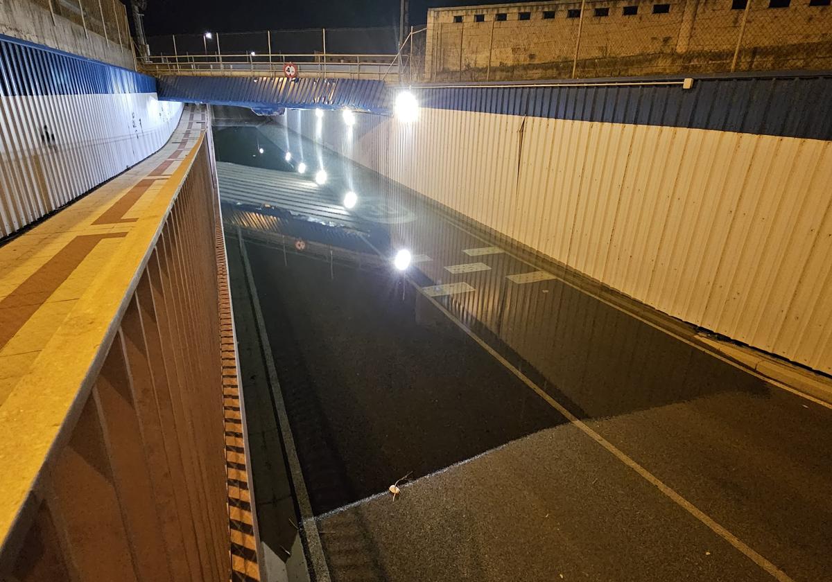 Paso subterráneo anegado por la lluvia.