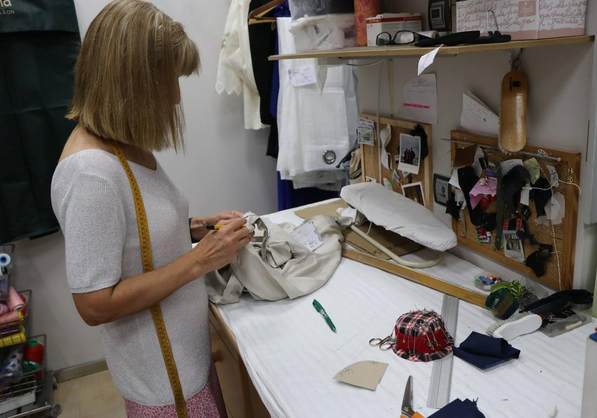 Así trabajan en una tienda de arreglos de ropa