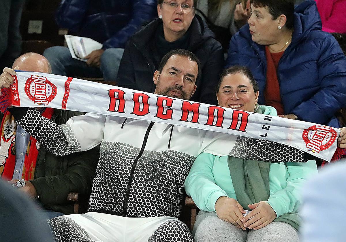 Aficionados del Abanca Ademar en el Palacio.