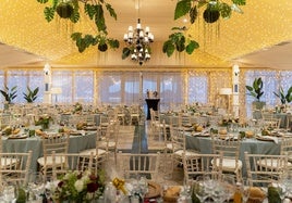 Imagen de un salón preparado para una boda