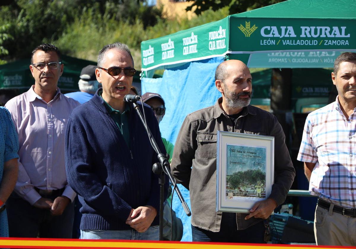 Imagen principal - Homenajeados en la XIII Feria de artesanía 'Jaime Díez Fernández'