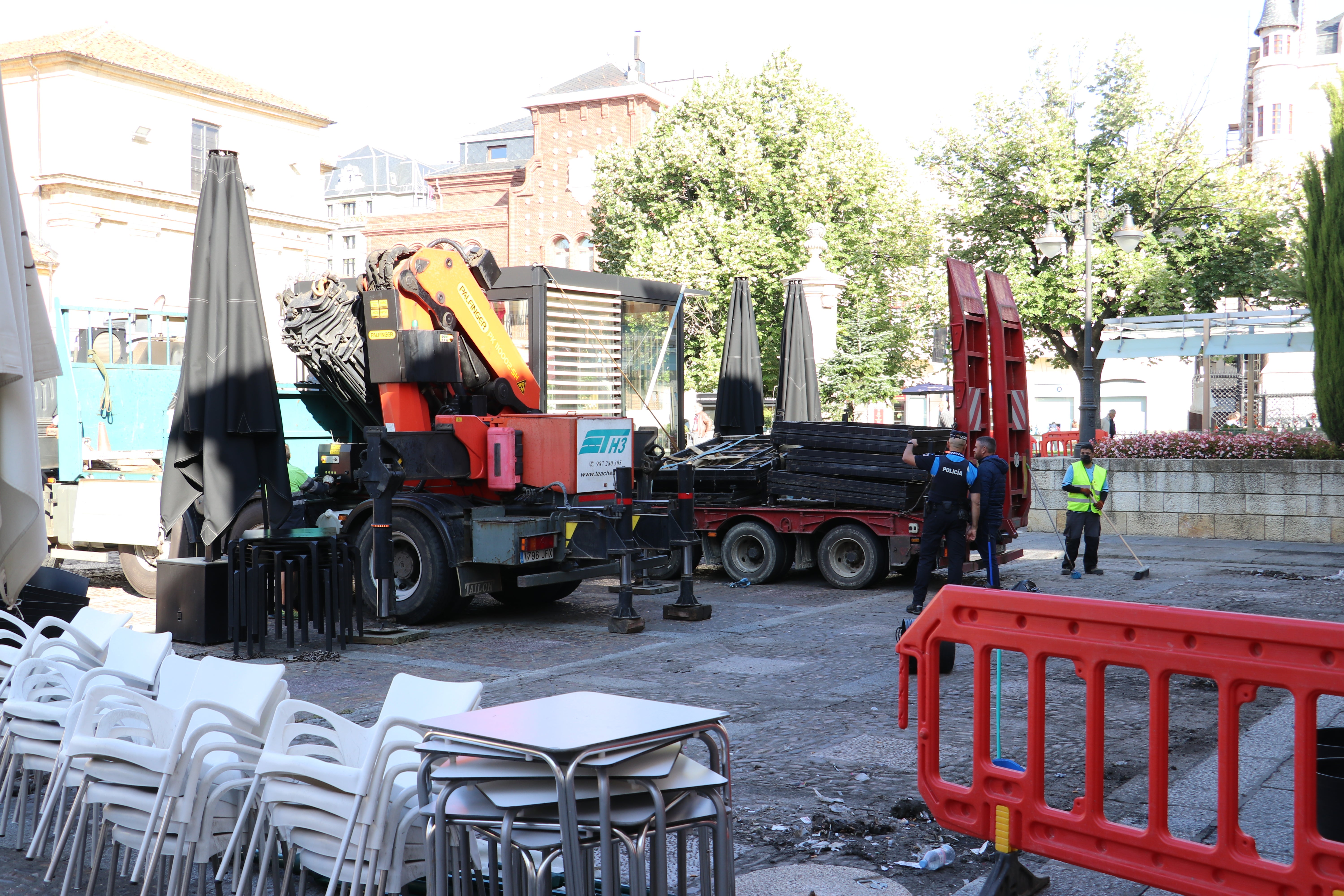 Retirada de los veladores de la plaza San Marcelo