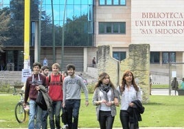 Alumnos en el campus de Vegazana, en León.