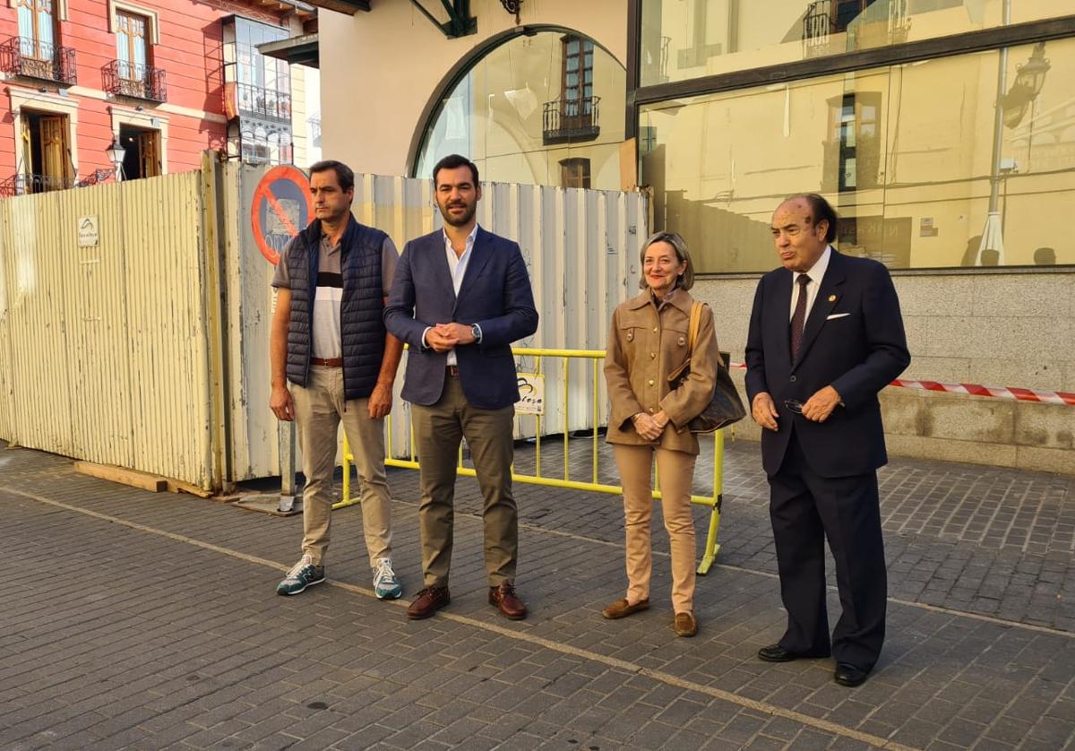 David Fernández (PP) y su equipo ante la obra del Conde Luna.