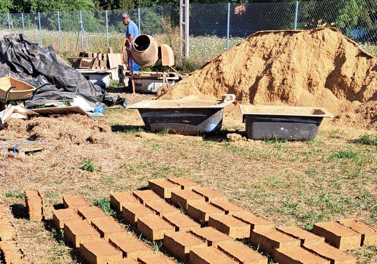 Marcos Sahelices haciendo bloques de adobe en su pueblo.