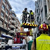 Los bomberos de León acuden a la retirada de un cartel caído en la vía pública