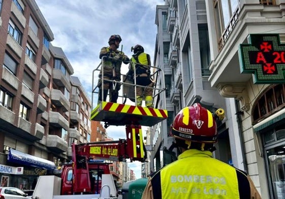 Los bomberos de León acuden a la retirada de un cartel caído en la vía pública