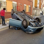 Un turismo vuelca y queda destrozado en la calle Perales de León