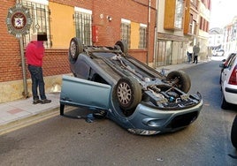 El coche volcado en la calle Perales.