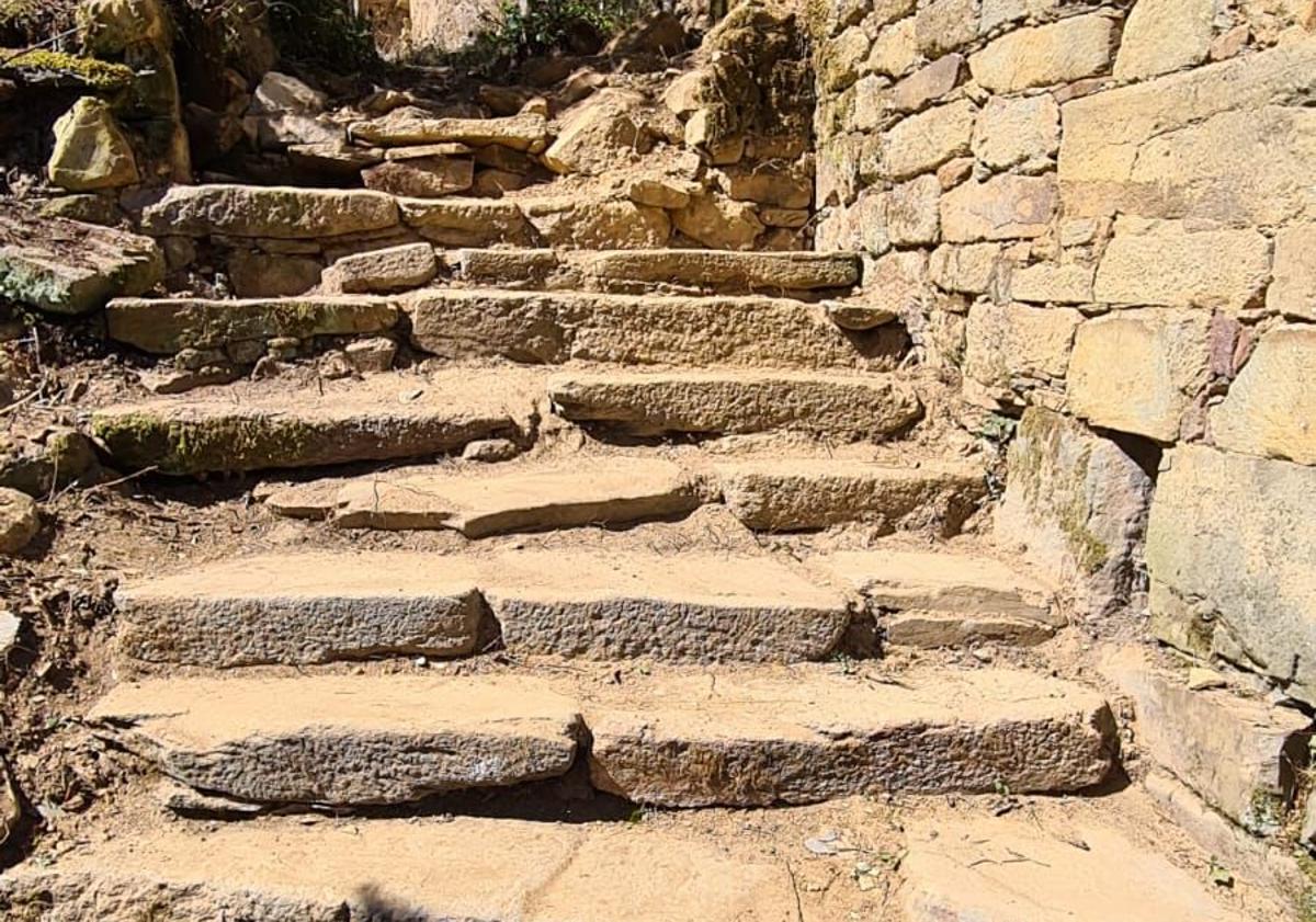 Imagen principal - 50 manos para limpiar los molinos harineros del pueblo desaparecido del Bierzo