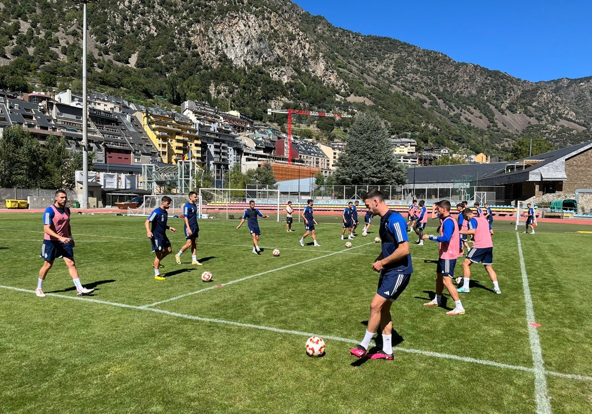 Los jugadores de la Ponferradina entrenando en Andorra