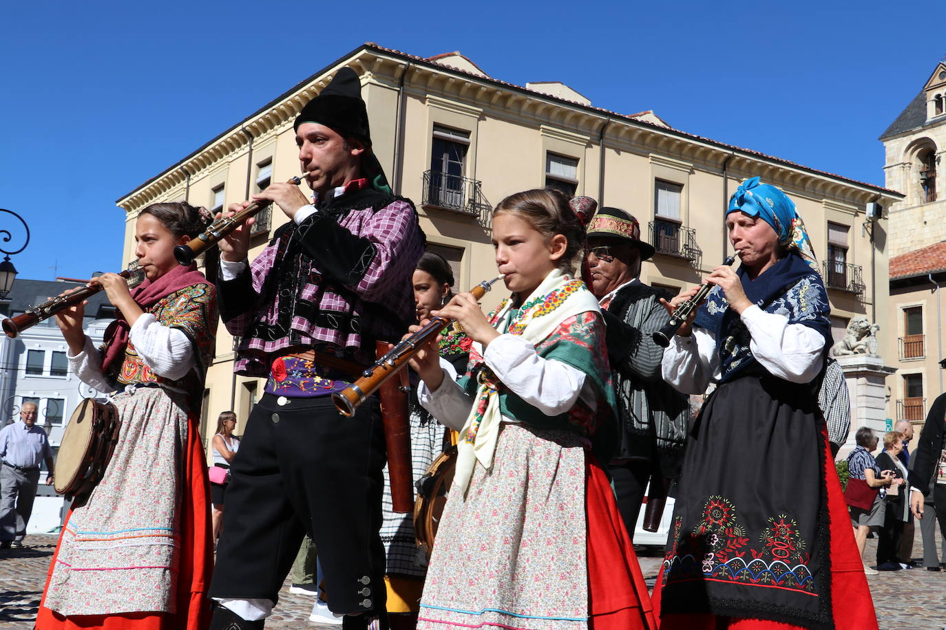 Desfile de la indumentaria tradicional del Viejo Reino