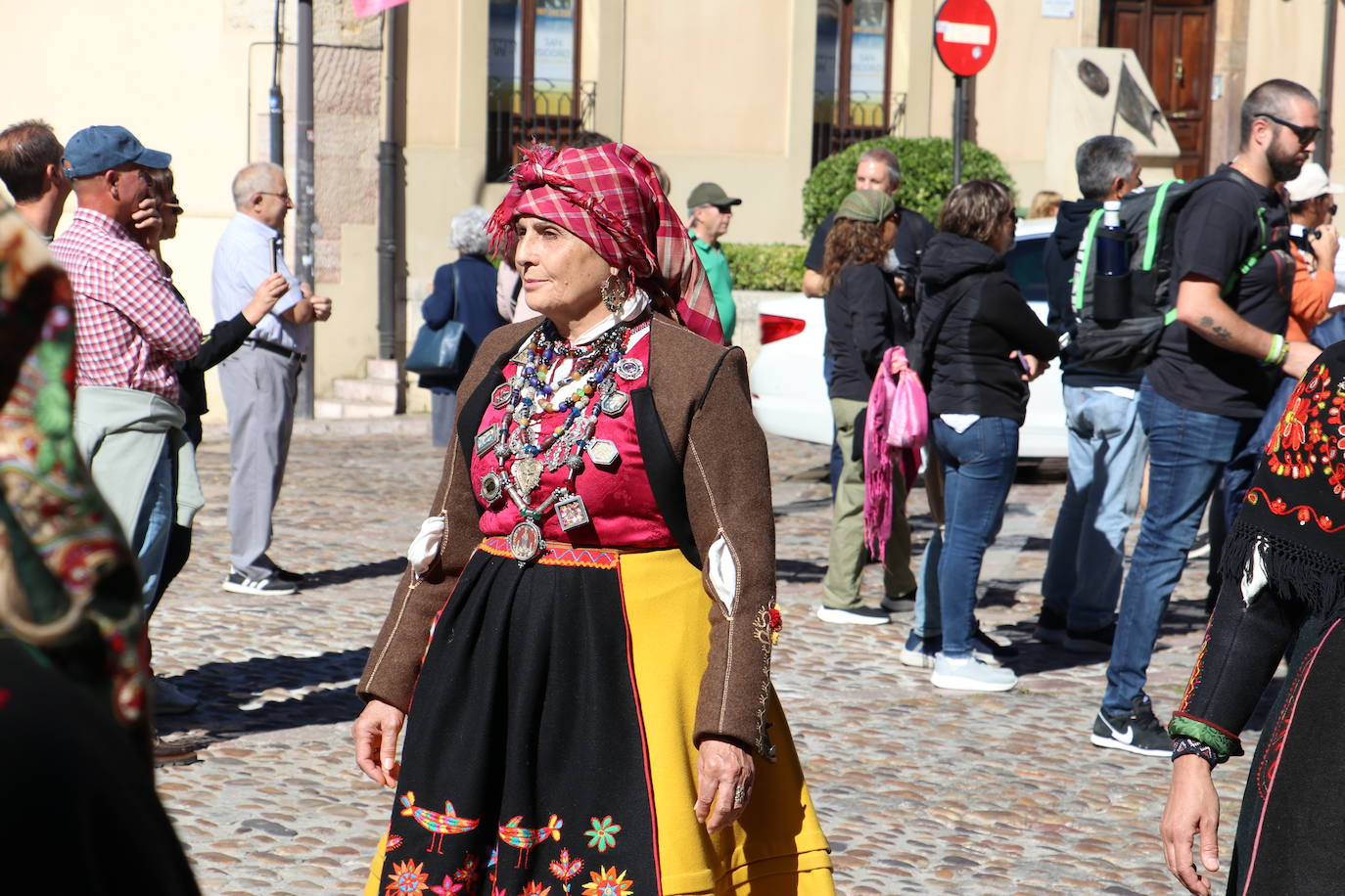 Desfile de la indumentaria tradicional del Viejo Reino