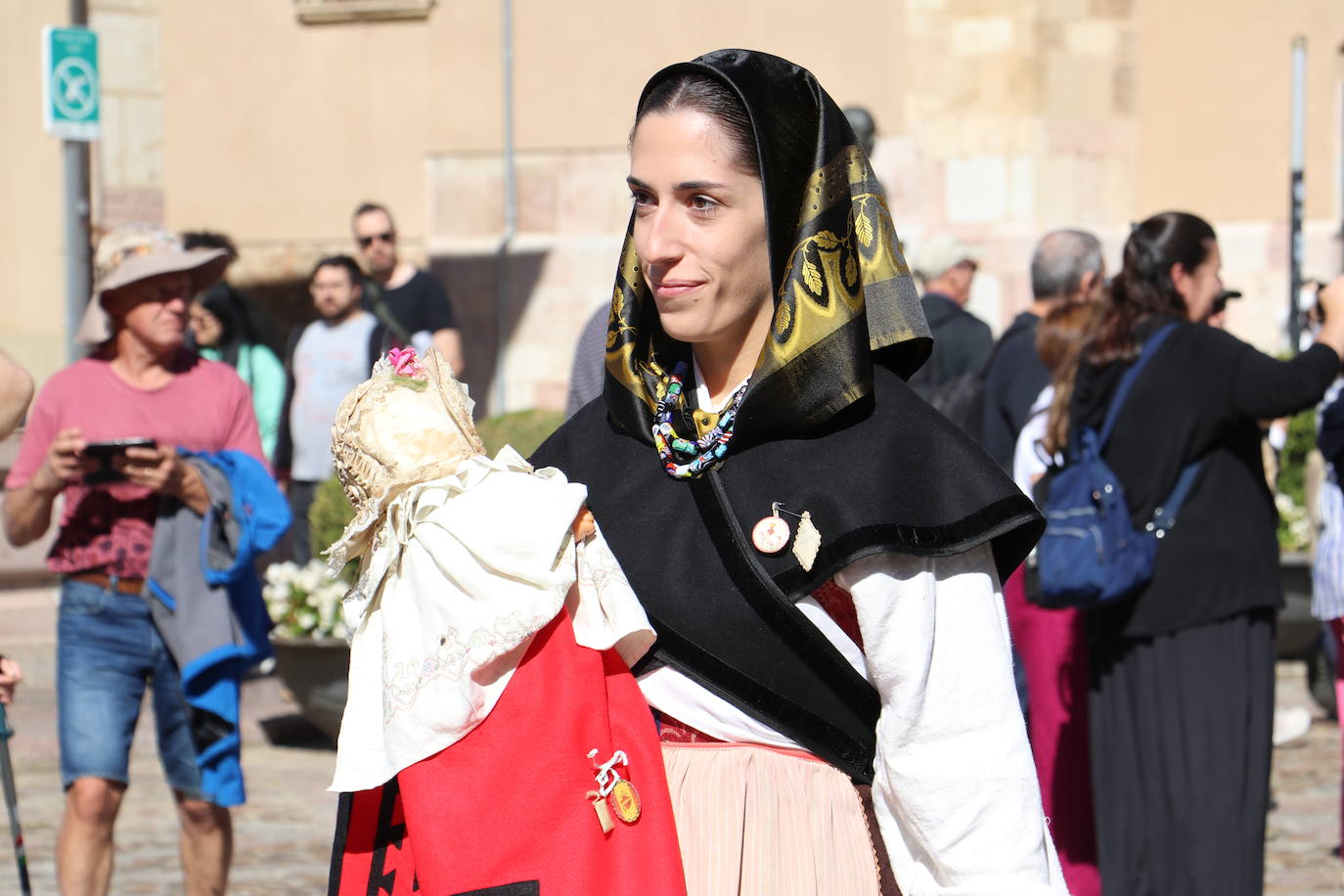 Desfile de la indumentaria tradicional del Viejo Reino