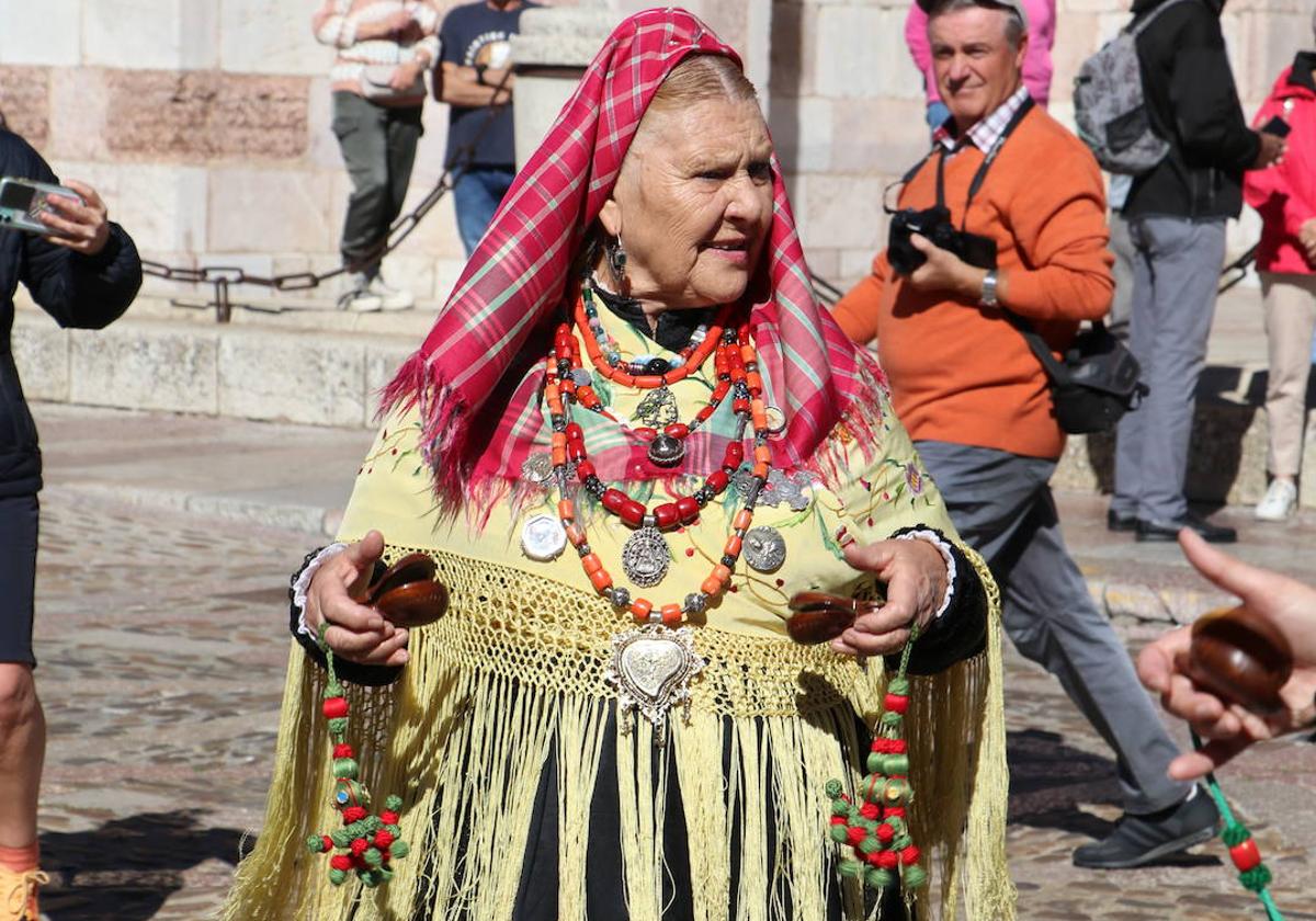 Desfile de la indumentaria tradicional del Viejo Reino