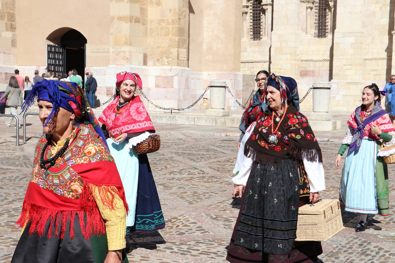 Desfile de la indumentaria tradicional del Viejo Reino