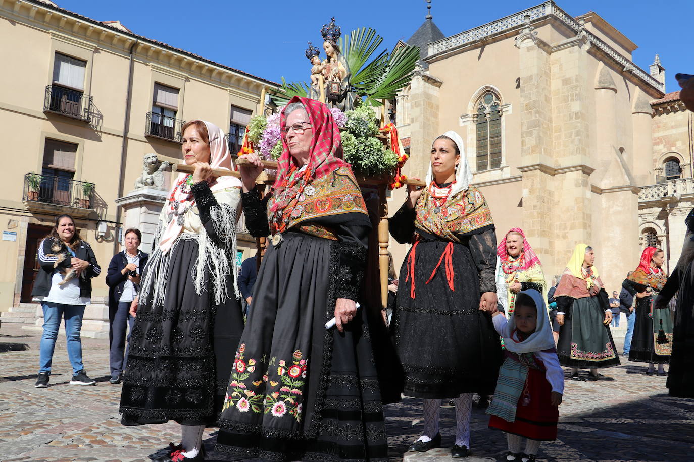 Desfile de la indumentaria tradicional del Viejo Reino