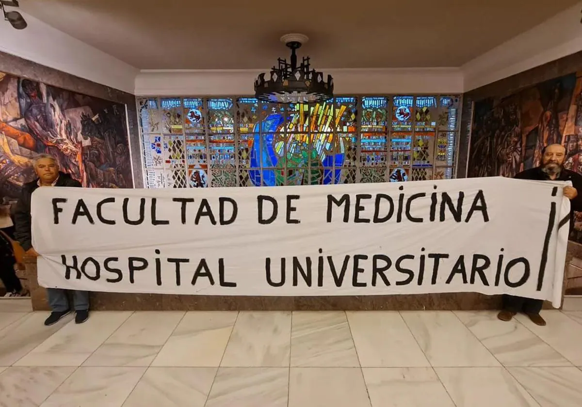 Una pancarta que se llevó a un pleno del Ayuntamiento de León en 2022 pidiendo Medicina.