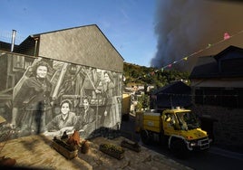 Más de 30 medios luchan contra las llamas en un incendio declarado de nivel 1 de peligrosidad por su proximidad a zonas pobladas