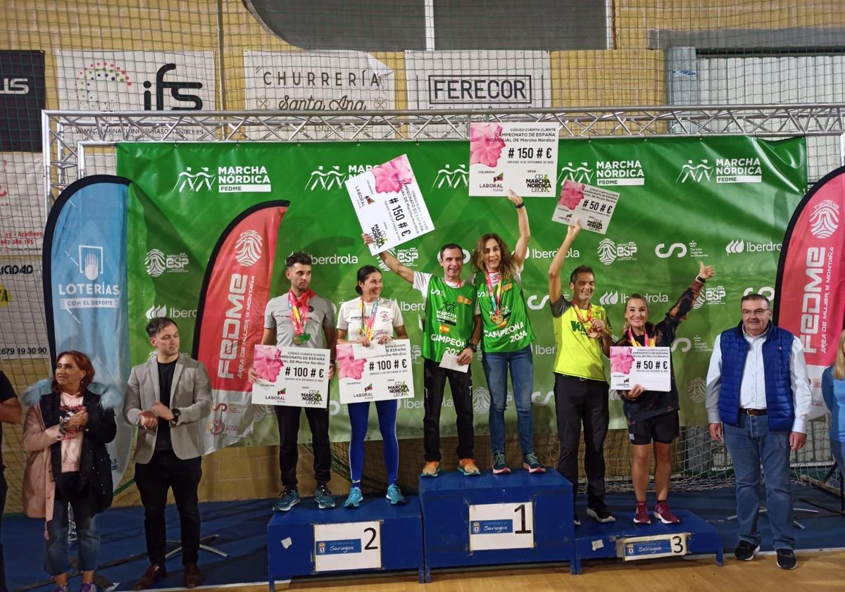 Imagen principal - Ramontxo Arandia e Izaskun Bengoa, campeones de España de marcha nórdica en Sariegos