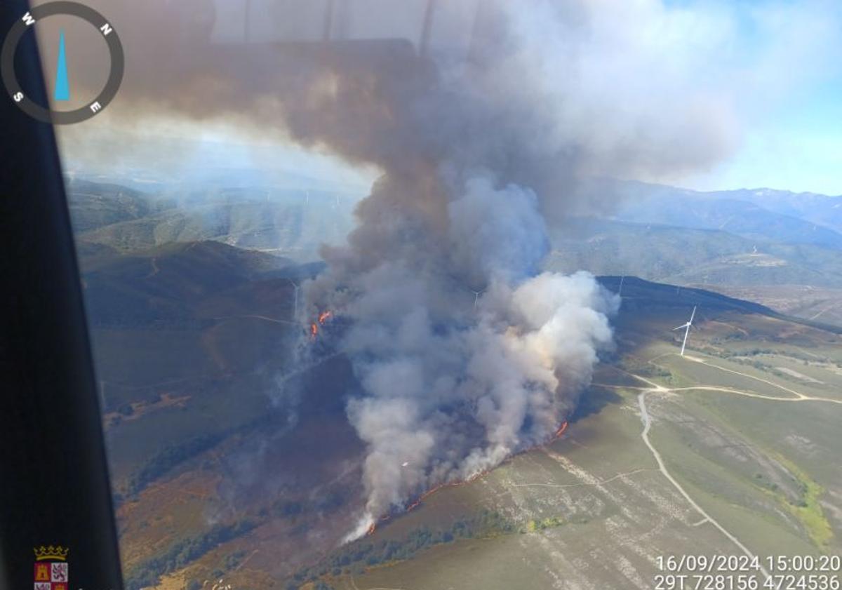 Imagen principal - El incendio de Brañuelas visto desde el helicóptero.