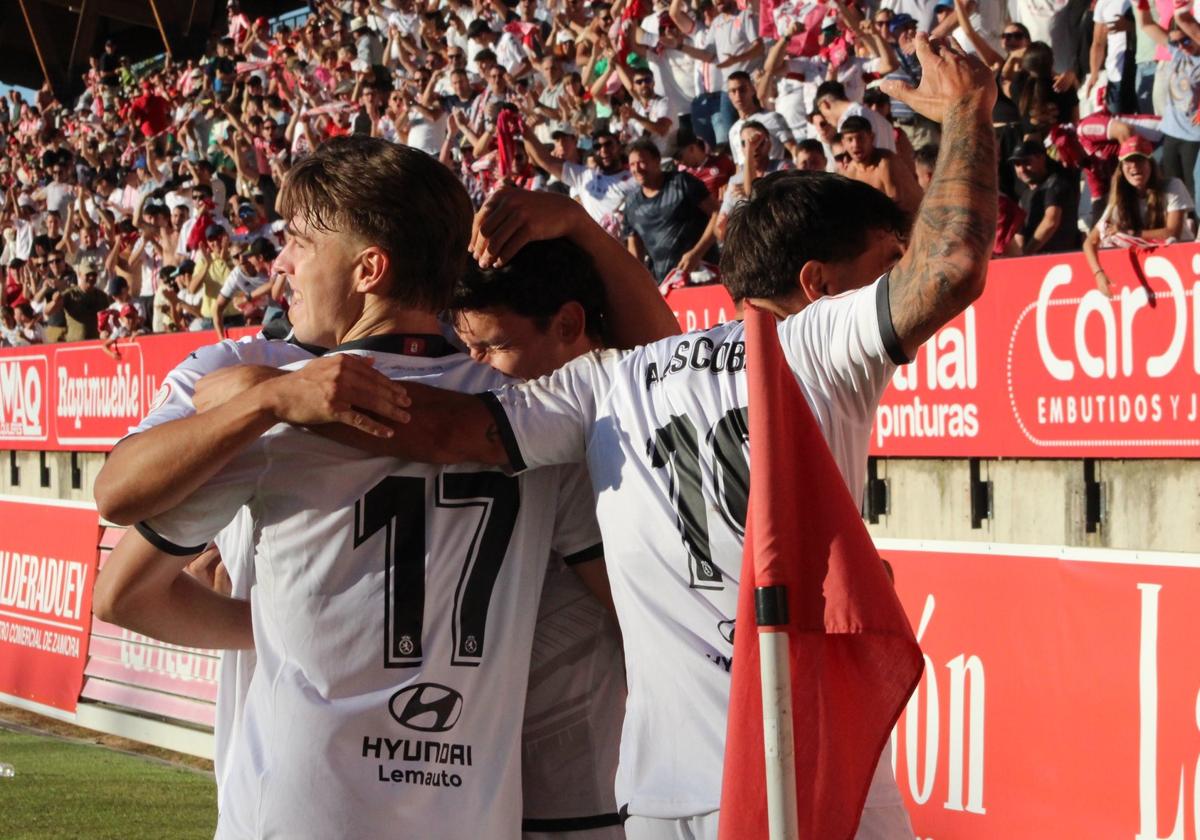 Álvaro, Escobar y Kevin Presa celebran con Luis Chacón el gol del triunfo en Zamora.