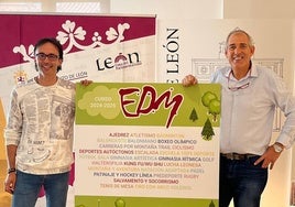 René González y Vicente Canuria posan con el cartel anunciador.