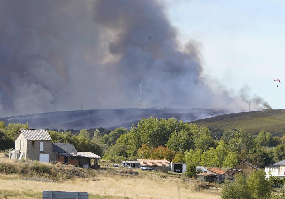 Estabilizada «buena parte del perímetro» del incendio de Brañuelas