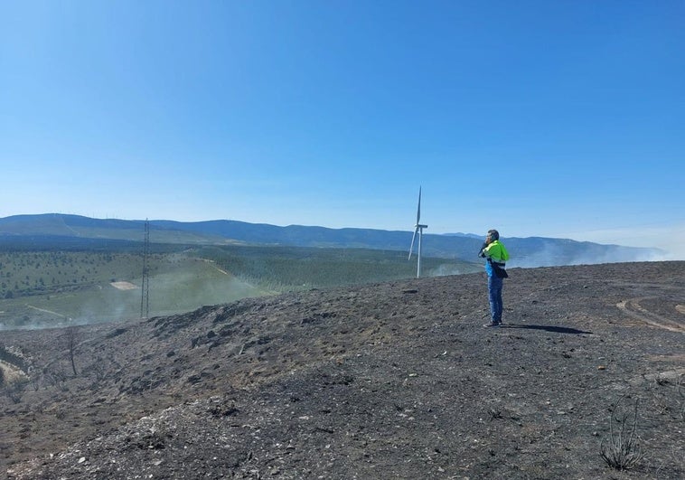 Un técnico observa desde el puesto de mando la situación del incendio de Brañuelas.